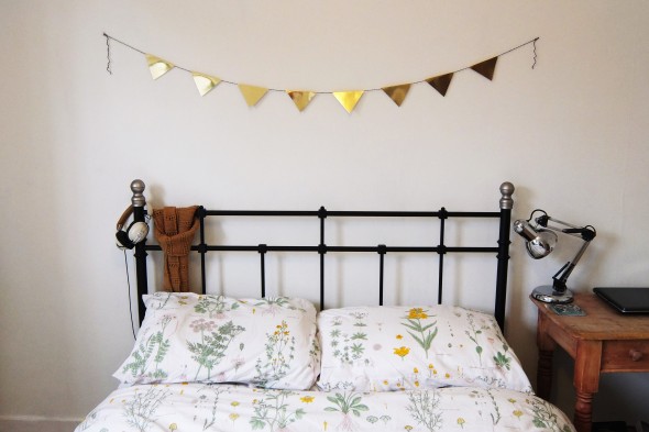 bed and bunting